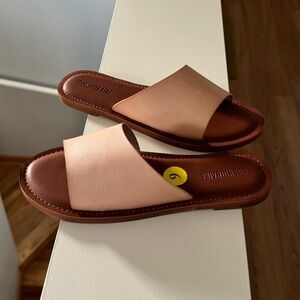 Cushionaire Sandals - Size 9 - Peach/Tan Color 🤎
